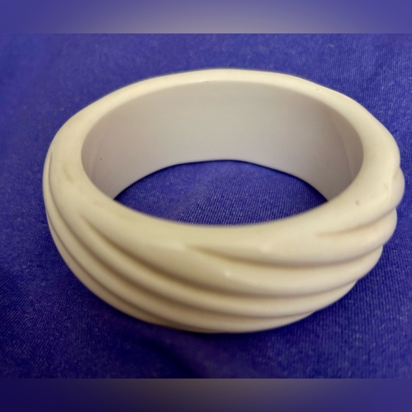 Vintage 60’s Soft White Swirl Bangle Bracelet Retro - Picture 1 of 5
